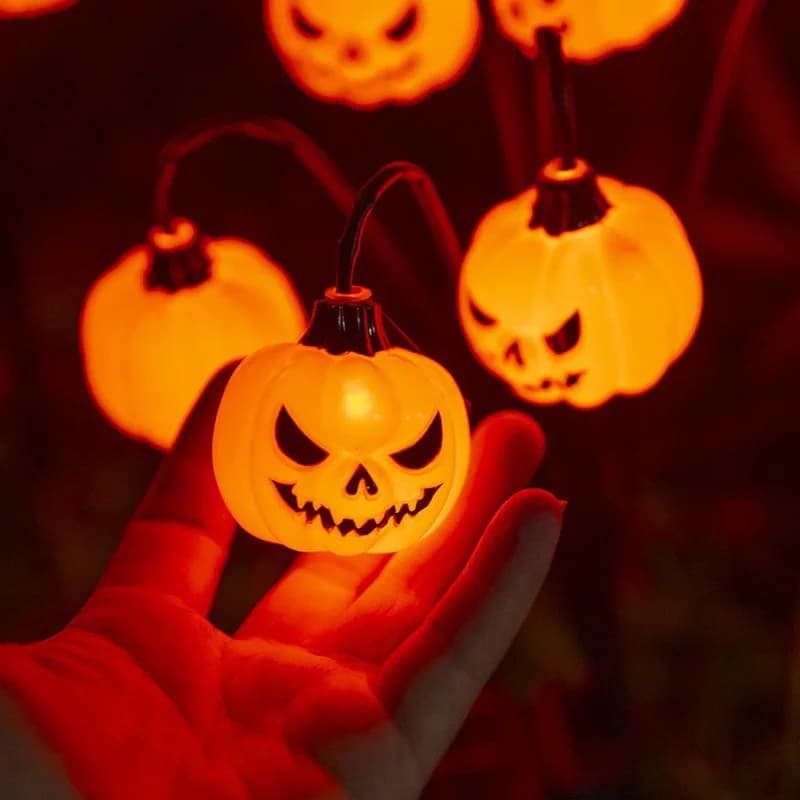 Saulės energijos maitinamas sodų kuoliukas su raganos kepure, 6 LED